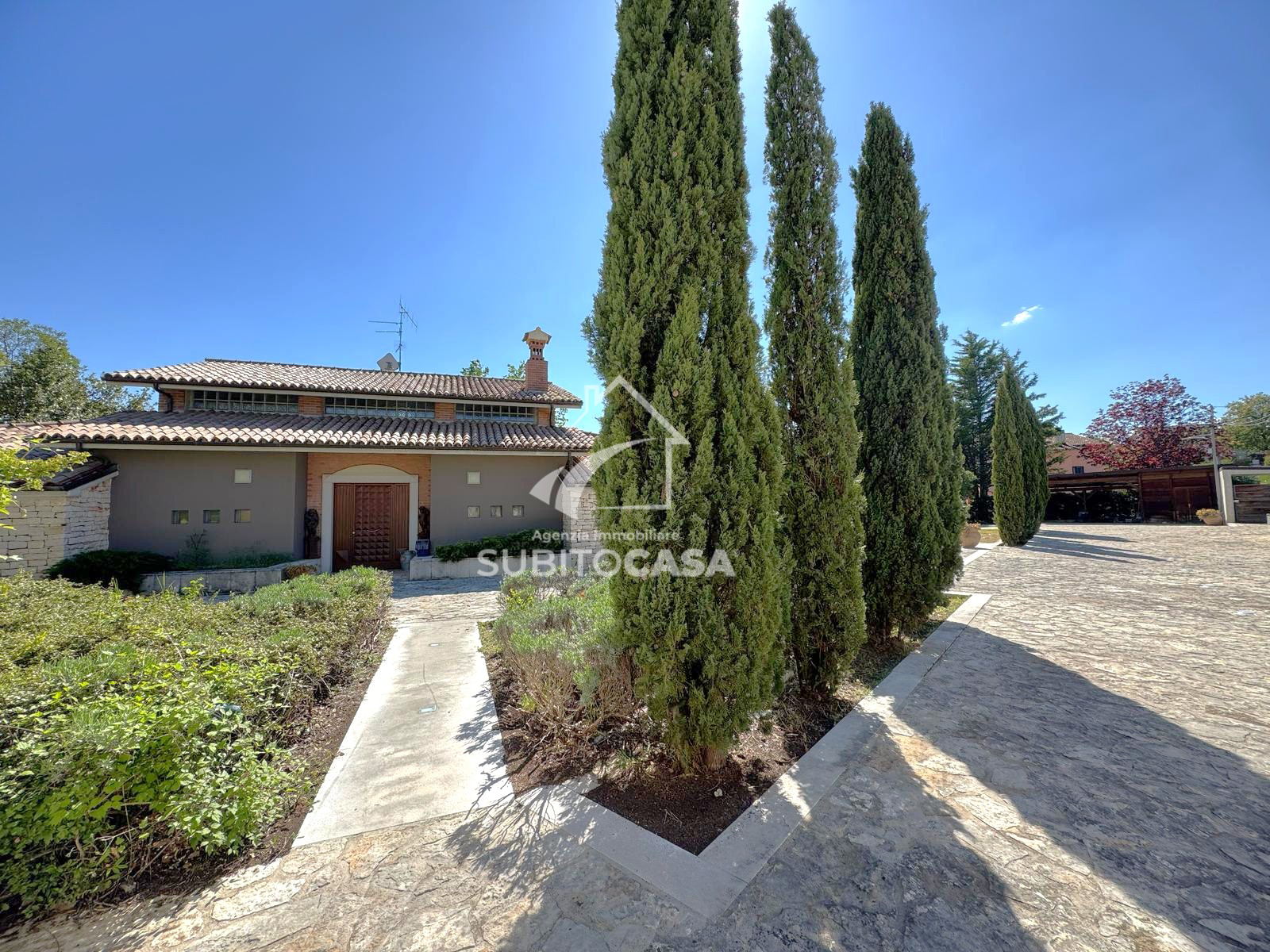 CAMPODIPIETRA-Villa con piscina e campo da tennis